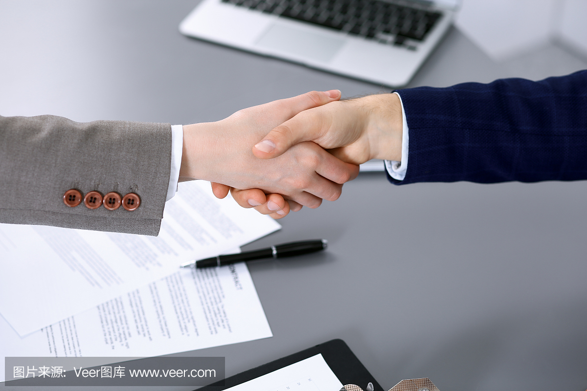 商務(wù)人士握手,結(jié)束會(huì)議。文件簽署,協(xié)議和律師咨詢概念